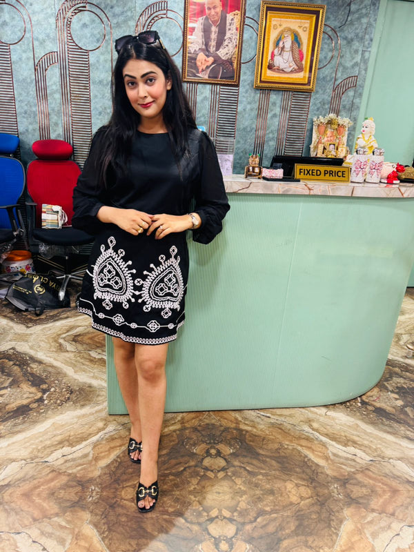 Embroidered elegance short Dress