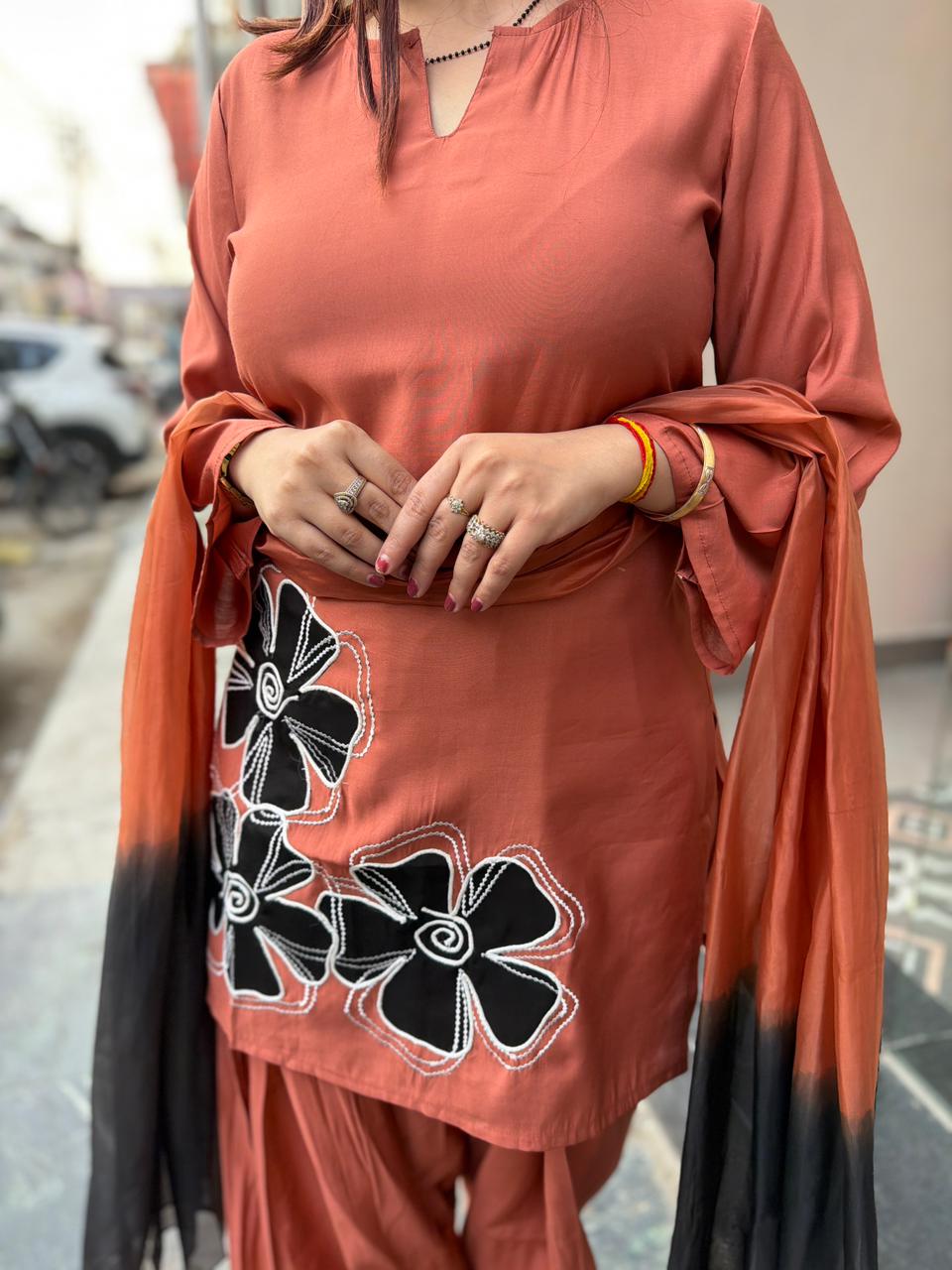 Saavi Floral Kurta Set
