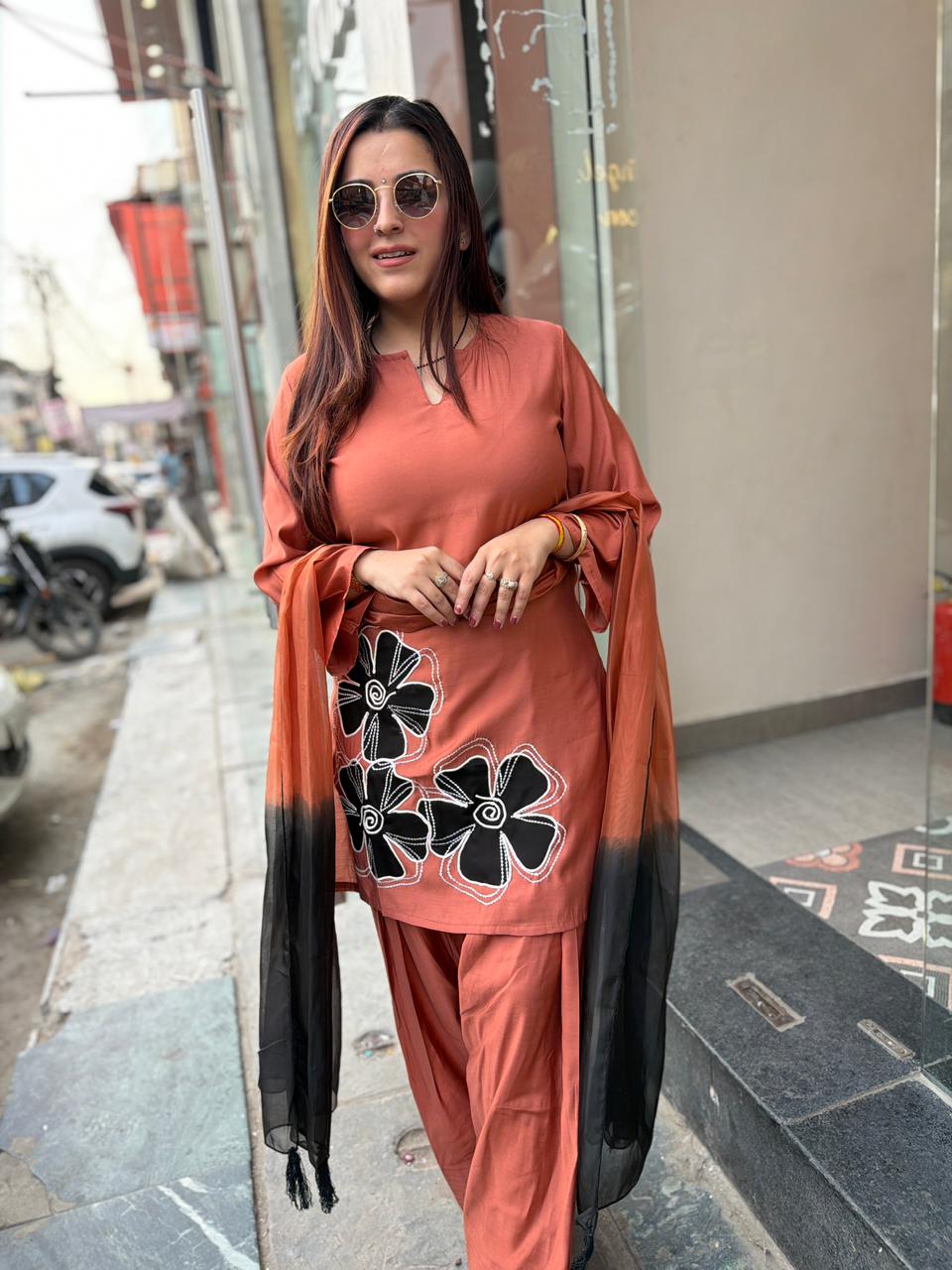 Saavi Floral Kurta Set