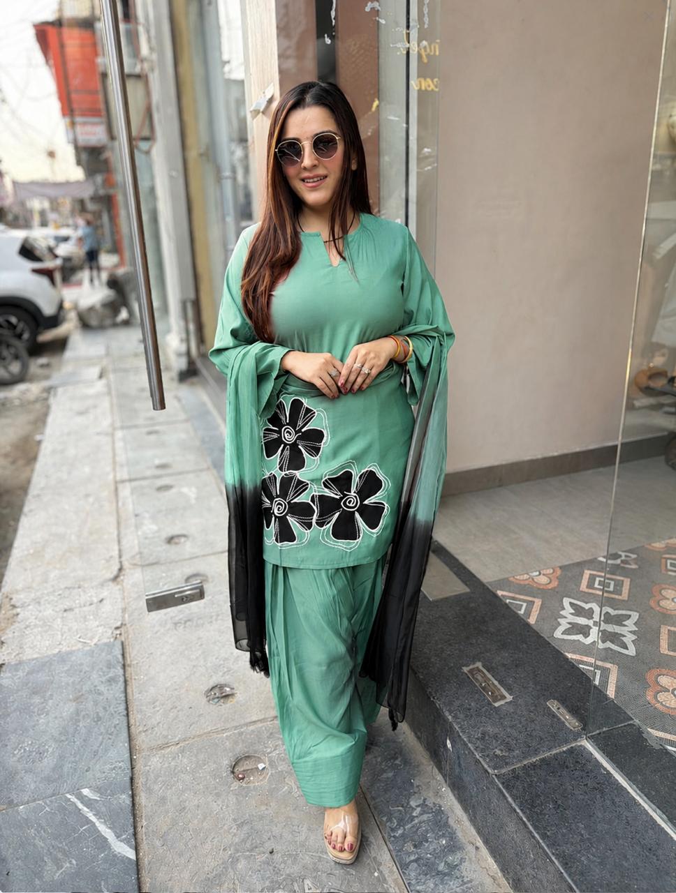 Saavi Floral Kurta Set